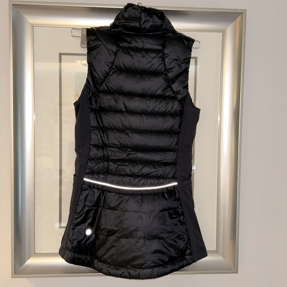 Lululemon Down Vest Sz 2 black EUC - Picture 10 of 14